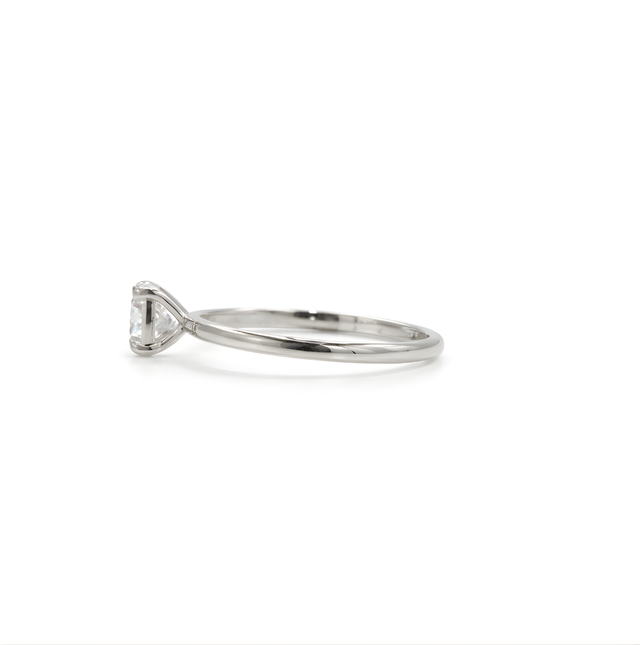 Diamond Ring 18 KT   GW-2.27 G   NW-2.09 G   CVD-0.11/0.81 CTS  VVS