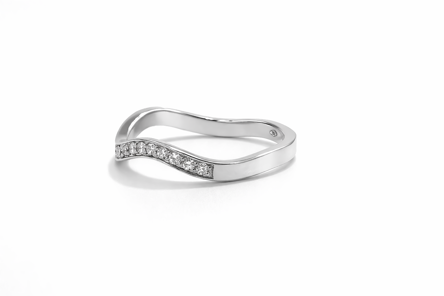 Diamond Ring 18 KT  GW-2.03 G   NW-1.98 G  CVD-0.25 CTS  VVS
