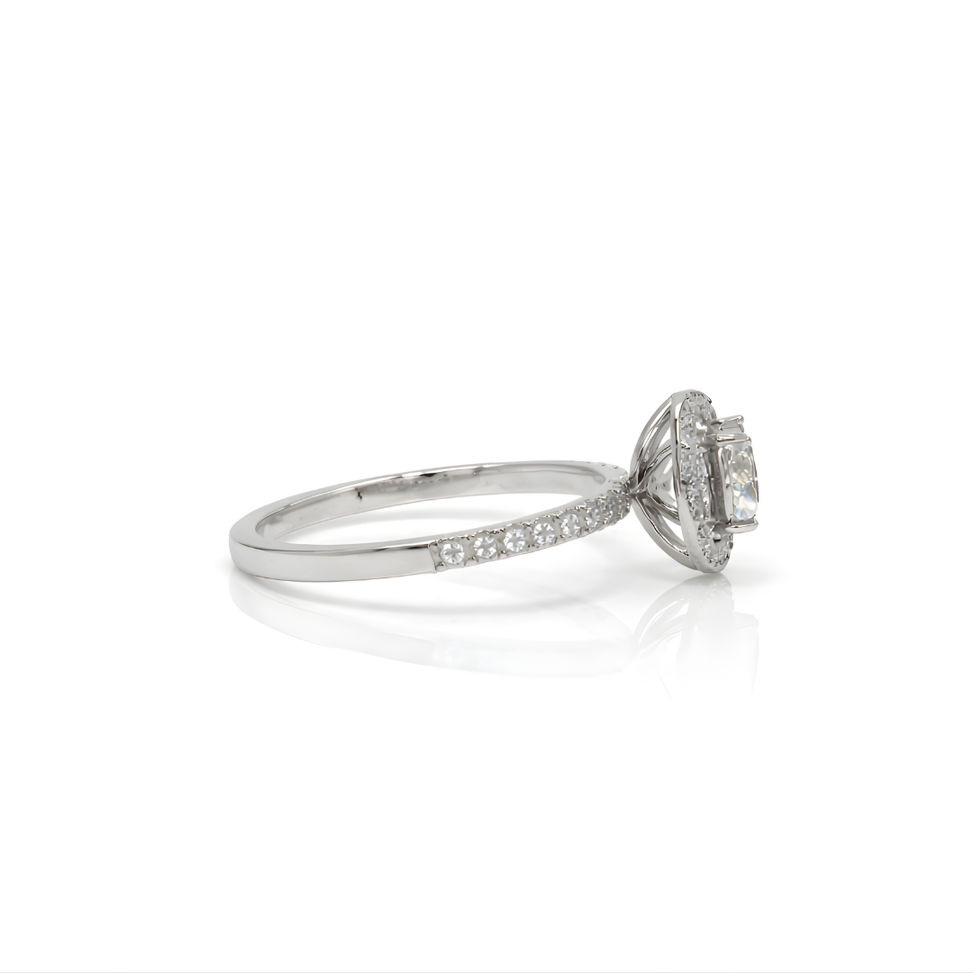 Diamond Ring 18 KT  GW-2.6 G   NW-2.33 G   CVD-0.43/0.92 CTS  VVS