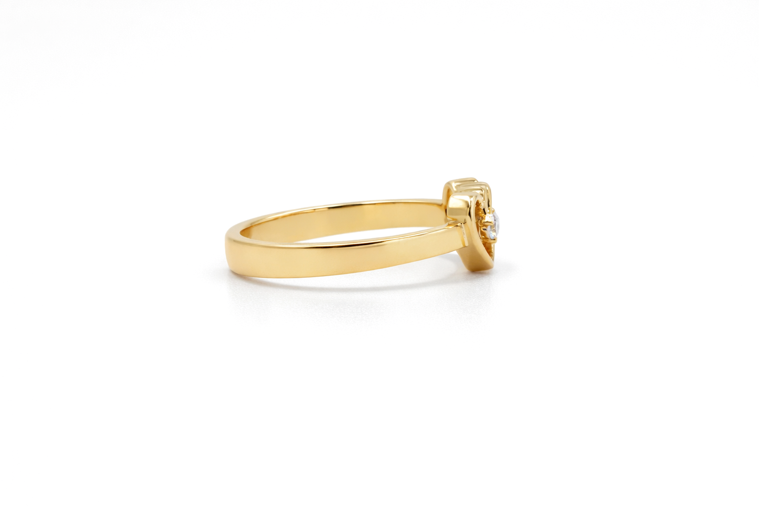 Diamond Gold heart Ring 18 KT  GW-3.69 G   NW-3.68 G   CVD-0.06 CTS  VVS
