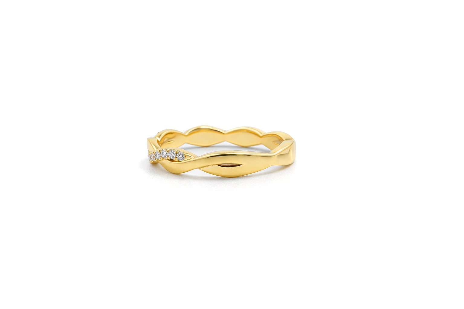 Diamond Gold Ring 18 KT  GW-3.38 G   NW-3.34 G   CVD-0.19 CTS    VVS