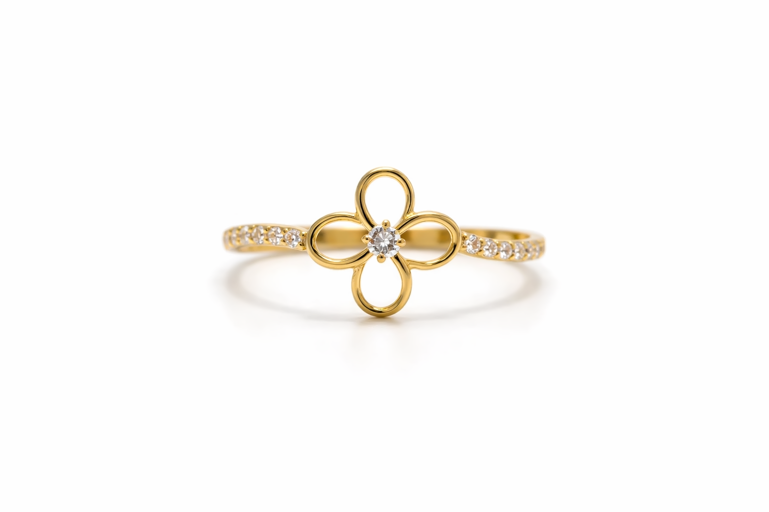 Flower Diamond Ring 18 KT  GW-1.43 G   NW-1.4 G   CVD-0.17 CTS  VVS