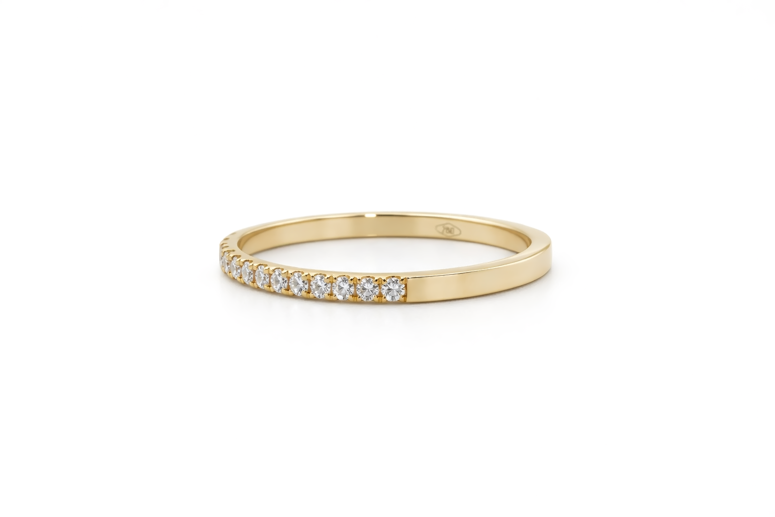 Diamond Gold Ring 18 KT   GW-1.46 G   NW-1.37 G   CVD-0.43 CTS  VVS