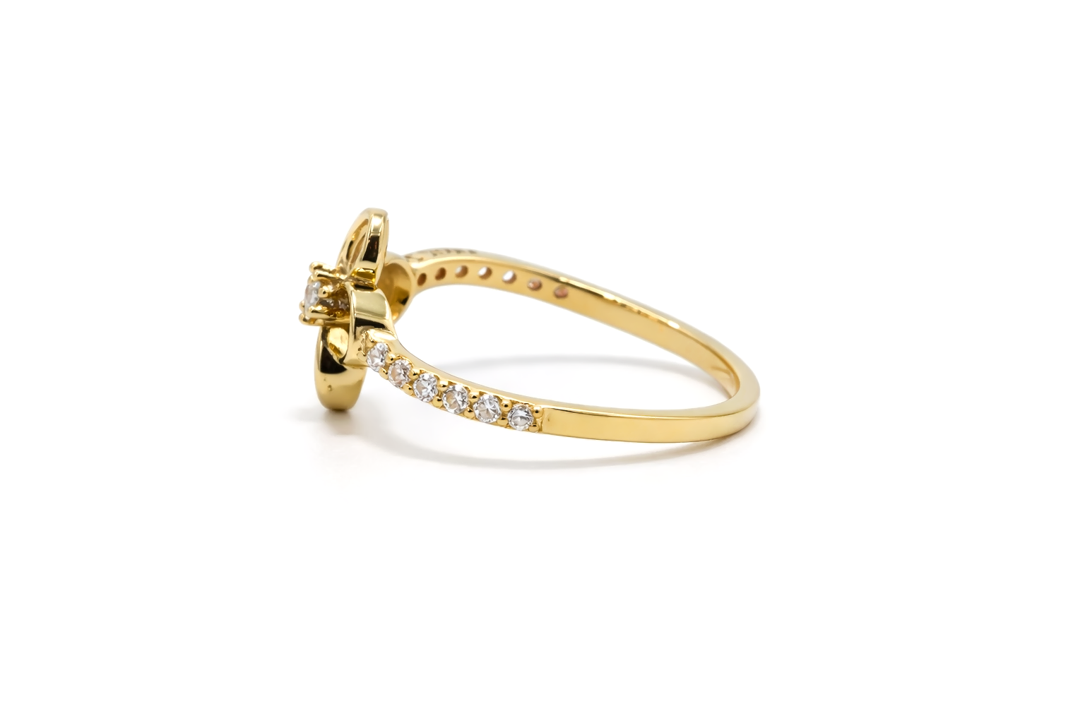 Flower Diamond Ring 18 KT  GW-1.43 G   NW-1.4 G   CVD-0.17 CTS  VVS