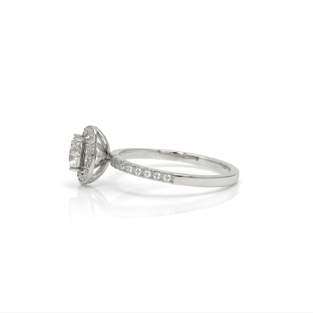 Diamond Ring 18 KT  GW-2.6 G   NW-2.33 G   CVD-0.43/0.92 CTS  VVS