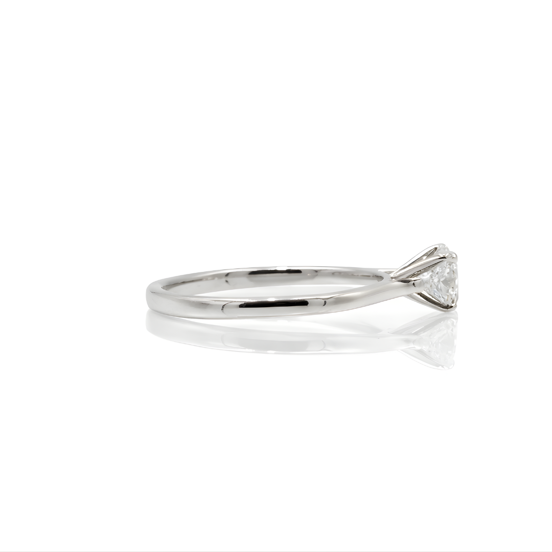 Silver Ring 18 KT  GW-2.25 G   NW-2.08 G   CVD-0.86 CTS  VVS