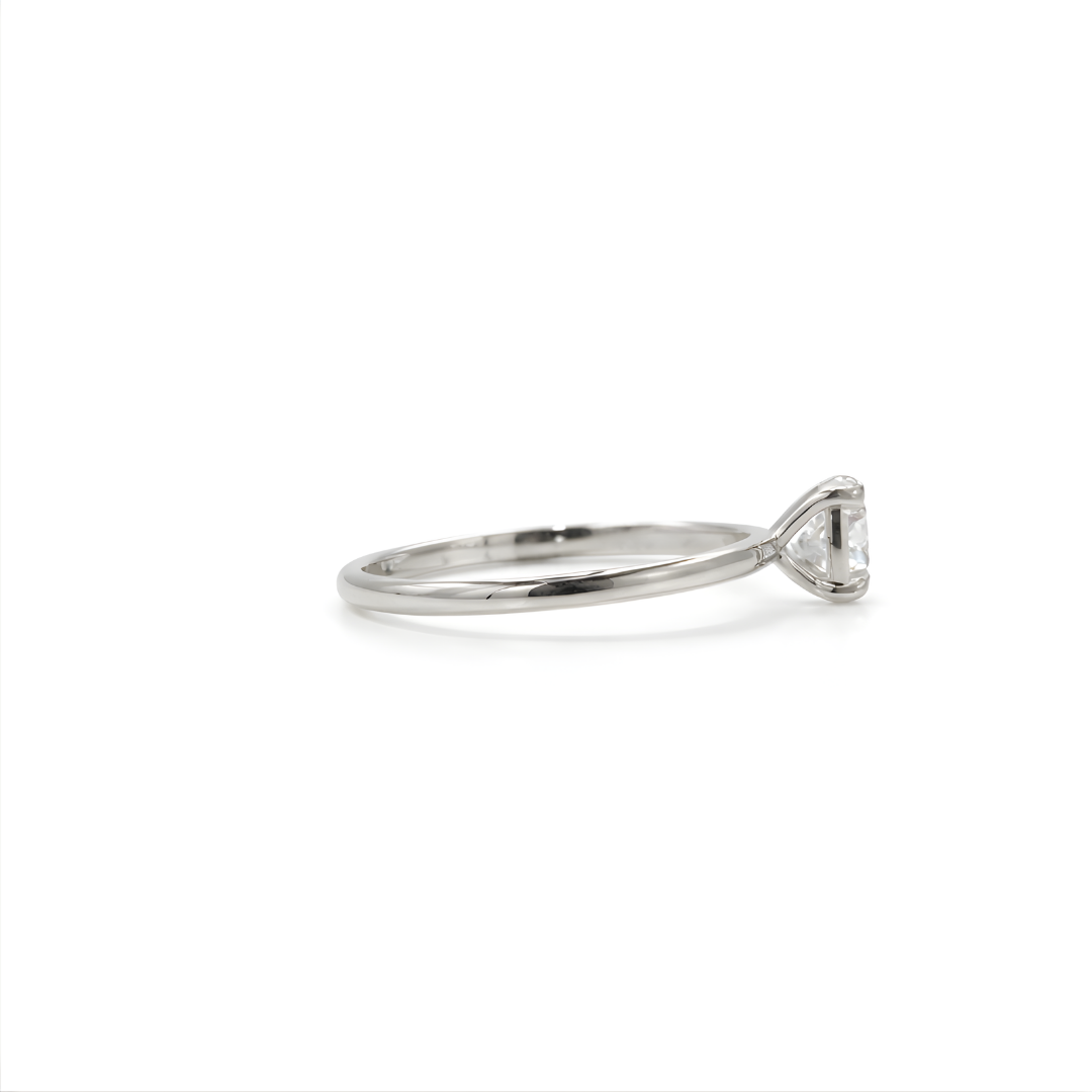 Diamond Ring 18 KT   GW-2.27 G   NW-2.09 G   CVD-0.11/0.81 CTS  VVS