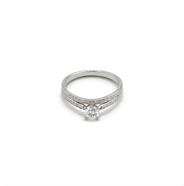 Silver Ring 18 KT  GW- 4 G   NW-3.81 G   CVD-0.36/0.57 CTS  VVS